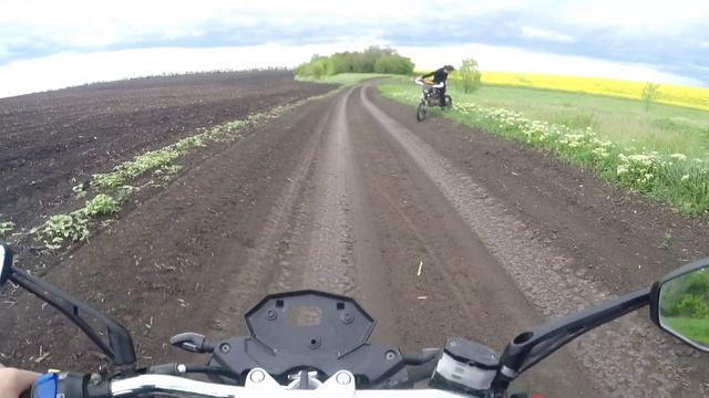 ЕЗДИМ НА ДЫБАХ !!! ЗЕЛЁНЫЙ КРЫЖОВНИК !!! ПОКАТУШКИ НА МОТЫКАХ ЗА СЕЛОМ смотреть онлайн