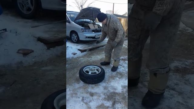 Как накачать колесо без компресора.... смотреть онлайн
