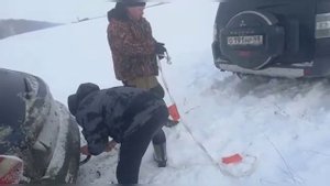 покатухи на паджеро4. 3.2 дизель, по снегу, вытаскиваем Форд 3..почти по крышу в снегу.