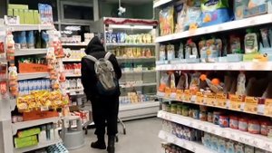ПРАНК С КОЛОНКОЙ В МАГАЗИНЕ.///ВЫГНАЛИ ИЗ МАГАЗИНА