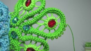 Обшиваю бисером хвостик вязаной сумке "Рыбка"