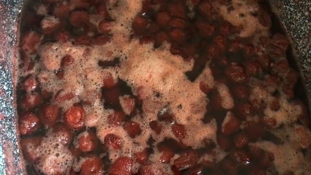 Клубничное варенье с целыми ягодками.