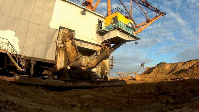 Гигантские машины - Шагание ЭШ 20/90 . Timelapse. смотреть онлайн