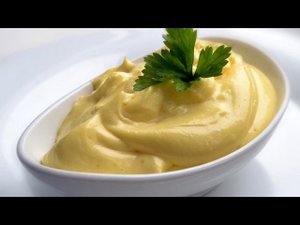 Горчица домашняя из сухого горчичного порошка.