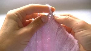 Вязание шапки спицами.