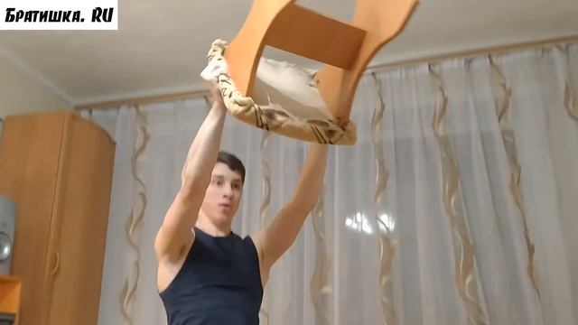 Простые и эффективные упражнения с кухонным табуретом в домашних условиях для отличного настроения.
