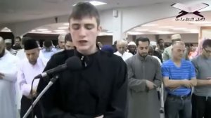 Американец читает Коран