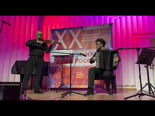 В. Монти Чардаш Необычное переложение для скрипки и баяна Проект "Новый звук" смотреть онлайн