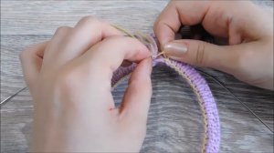 Женская шапка-бини спицами узором "Колокольчики".