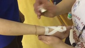 Заматываем руку пластырем - Волейбол.