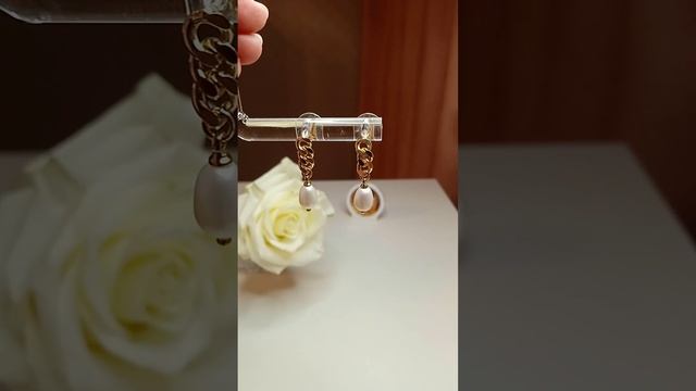 Секрет элегантности: стильные серьги в виде цепи с жемчужиной и позолоченной фурнитурой #shots смотреть онлайн