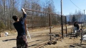 Монтаж забора из 3D сетки гиттер. СНТ Ромашские усадьбы. Весна 2021 год.