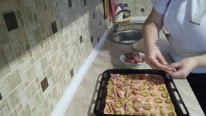 Пицца с маринованными огурцами,...и плавленым сырком. ??