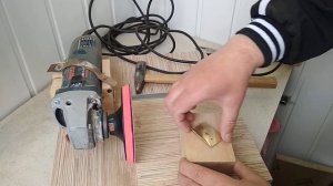 Крепеж мелких деталей из металла при шлифовке.