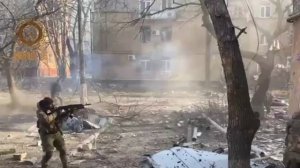 Посмотрите, как в реальной ситуации очень важны профессиональные навыки и закалка бойцов..mp4