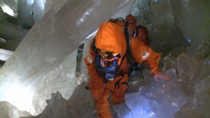 Шахтеры случайно нашли древнюю пещеру с гигантскими кристаллами