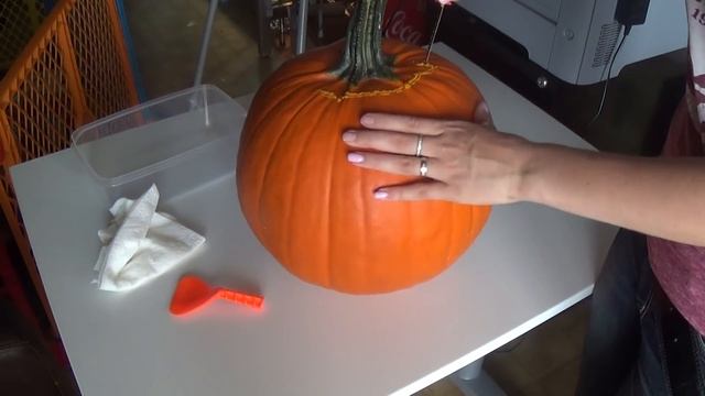 Halloween. Подготовка. Чистим тыкву. смотреть онлайн