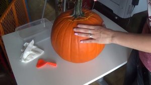 Halloween. Подготовка. Чистим тыкву.