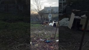 Спилили дерево которое урало на соседний дом , дед чуть не упал с крыши ?