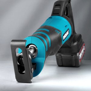 Пила Wosai против яблони.