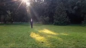 Понасенков гуляет по парку