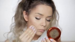 Одна девушка разный макияж.Мария вей