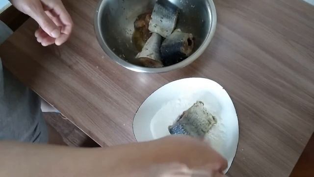 Как пожарить свежемороженую селедку ? Жареная селедка видео рецепт смотреть онлайн