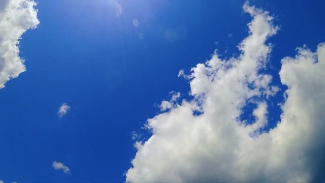 Красивое весеннее Небо в лучах солнца — Timelapse бегущее небо весной | Футажи красивая природа [4K