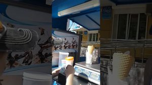Покупает Мягкое мороженое в летнем ларьке МОРОЖИКИ г.Саранск