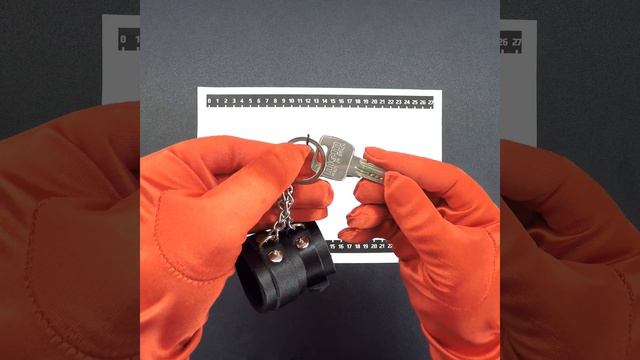 7930103602050 Брелок в виде кожаных наручников / Key ring in the form of leather handcuffs смотреть онлайн