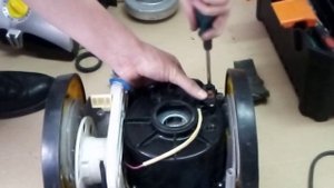 Ремонт пылесоса занусси ZANS750 замена двигателя Часть 2 Замена шнура питания пылесоса Zanussi 2100