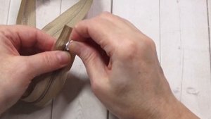 Представляю новый МК по пошиву  наволочки ЛЮКС. Надеваем бегунок на  метражную молнию.