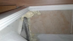 Выпадает экран из под ванны