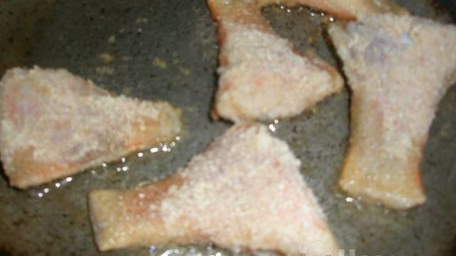 Жареный морской окунь под овощным маринадом на сковороде