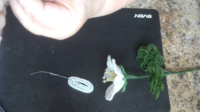 Белая лилия из бисера. Мастер - класс. Бисероплетение. смотреть онлайн