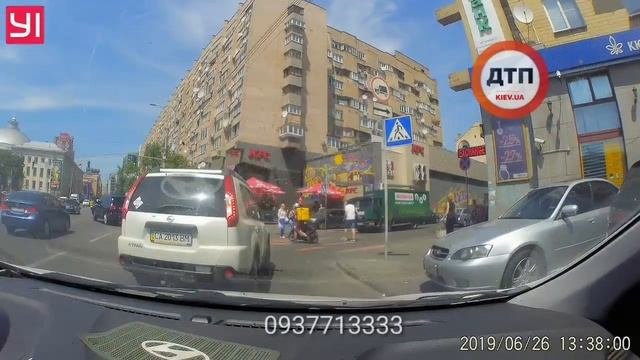 У меня разрыв шаблона: сегодня видел курьера Глово, который переводил мопеда через переход:)

Молод