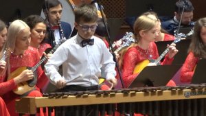 Юный музыкант Илья Бородаенко играет с оркестром народных инструментов Белгородской филармонии