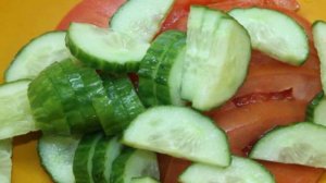 Овощной салат с пармезаном и кунжутом