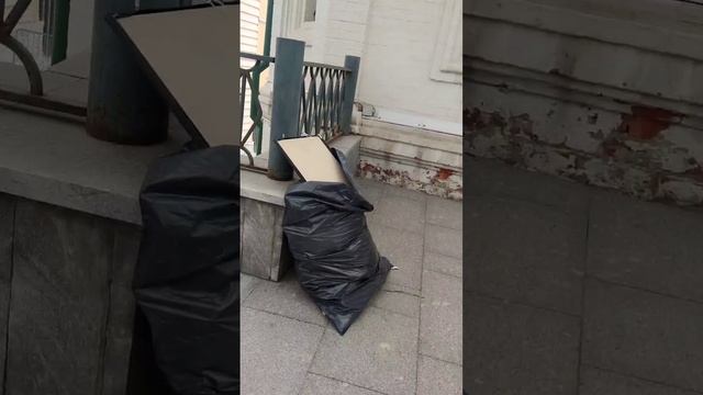 Коммунальщики разрушили мемориал Владлену Татарскому в центре Москвы