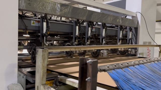 Краткое видео работы продольно-резательной машины NCBD смотреть онлайн