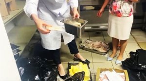 Более 50 кг испорченных продуктов нашли в ресторане после отравления выпускников в Петербурге