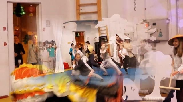 2018 - Новогодняя сказка в стиле Кунг-фу и Тайчи . Школа Цигун Шаолиня мастера Ши Янбина. Дети... смотреть онлайн