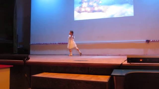 Остроухова Диана, снежинка, выступление на Новогоднем концерте школы танцев Остроуховой Ольги смотреть онлайн