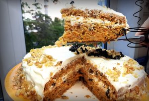 Морковный торт со сметанным кремом, черносливом и грецкими орехами / Вкусно и просто!