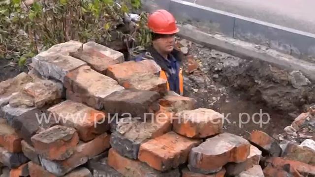 Коммунальщики приводят в порядок колодцы и тепловые камеры