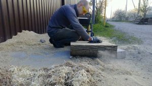 Продольный распил леса бензопилой с помощью приспособления