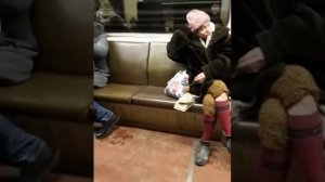 Кидает вши на пассажиров в метро Зрелая красивая пьяная женщина-бомж заигрывает с молодым человеком