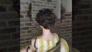 Женская стрижка для кудрявых волос / модные прически для кудрявых волос