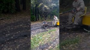 мотоблок karver в грязи на широких колёсах.