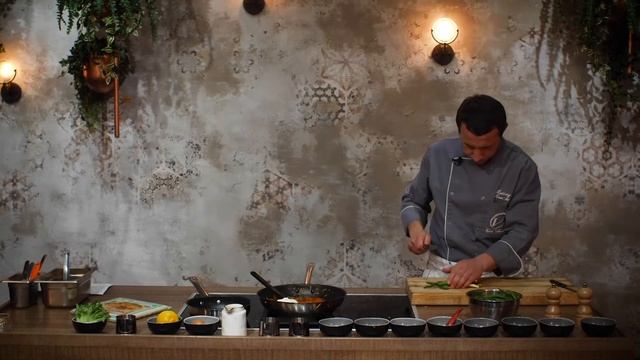 Овощные спринг-роллы с соусом Sweet Chili 12+